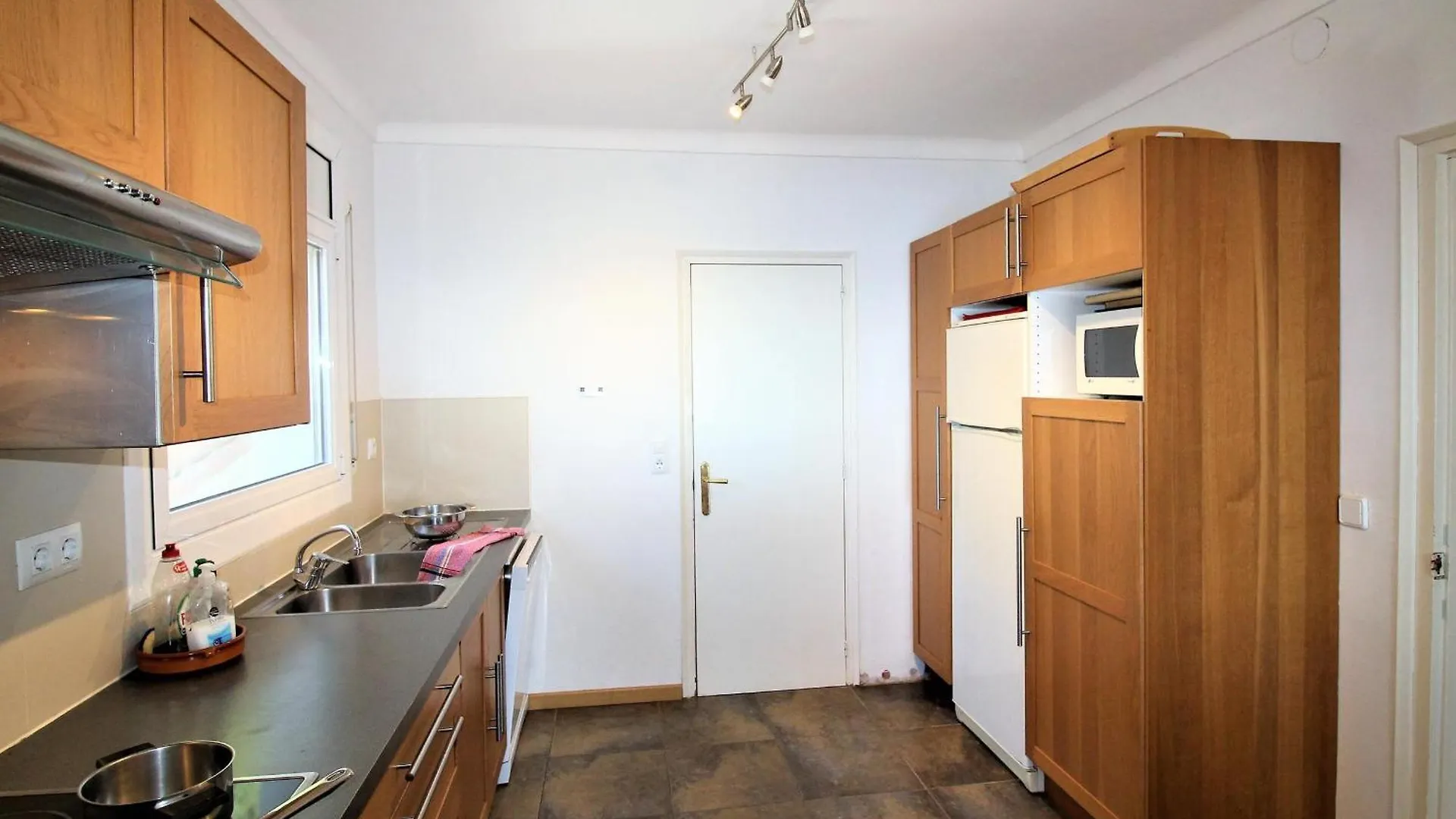 Holiday home 8002 - Los Torrinos 50, Casa Aislada De Todo Ruido, Con Fantastica Vista Al Mar, Gran Terreno De 100M2 Con Barbacoa, Rodeada De Vegetacion, Intimidad Asegurada. 2 Garajes. - Es-258-91 Roses