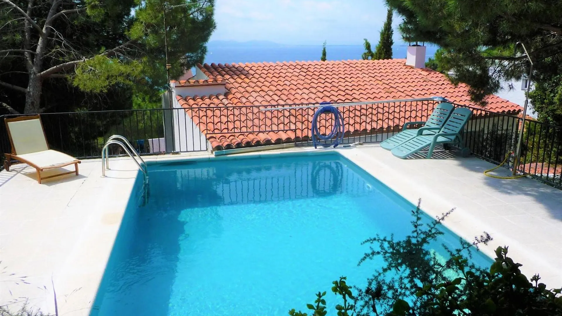 Holiday home 8002 - Los Torrinos 50, Casa Aislada De Todo Ruido, Con Fantastica Vista Al Mar, Gran Terreno De 100M2 Con Barbacoa, Rodeada De Vegetacion, Intimidad Asegurada. 2 Garajes. - Es-258-91 Roses