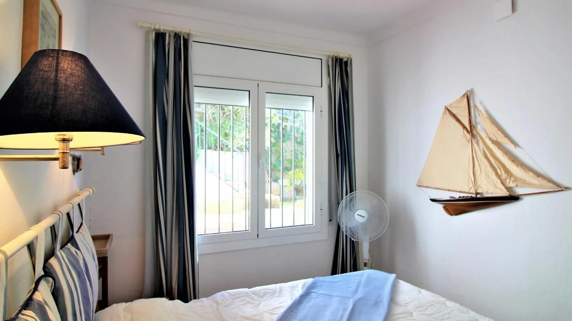 Holiday home 8002 - Los Torrinos 50, Casa Aislada De Todo Ruido, Con Fantastica Vista Al Mar, Gran Terreno De 100M2 Con Barbacoa, Rodeada De Vegetacion, Intimidad Asegurada. 2 Garajes. - Es-258-91 Roses